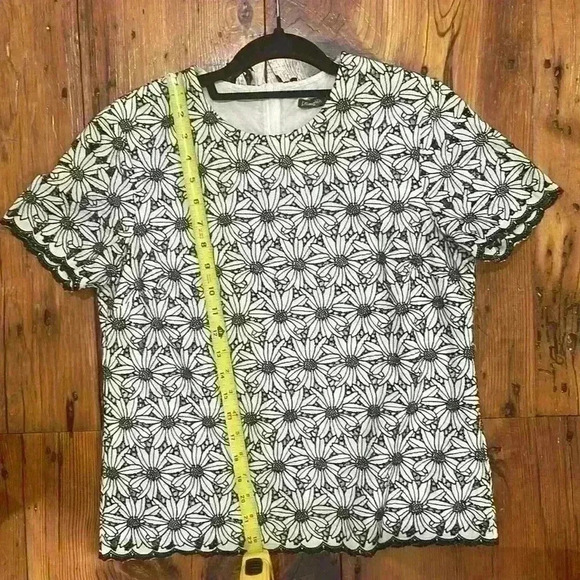 J. McLaughlin Floral Eyelet Black White Top Blouse Short Sleeve Size Small - Picture 8 of 8
